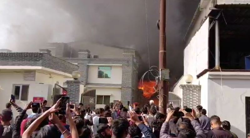 देहरादून में परफ्यूम फैक्ट्री में लगी भीषण आग, मौके पर पहुंची फायर ब्रिगेड की टीम
